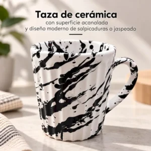 Taza de cerámica acanalada